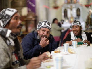 Những người có nhu cầu được thưởng thức bữa tối Giao thừa miễn phí tại Nhà thờ Đức Mẹ Cô đơn ở Thành phố Mexico trong đại dịch COVID-19. Trong thời gian đại dịch xảy ra, các giáo xứ ở Giáo phận Chalco, ngoại ô Thành phố Mexico, đã thực hiện các gói dịch vụ chăm sóc, đưa bữa ăn đến các gia đình bệnh nhân COVID-19 và vận hành các ngân hàng thực phẩm. (Nguồn: Gustavo Graf / Reuters qua CNS)