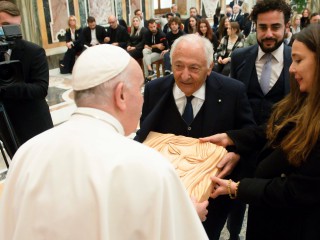Giáo hoàng Francis nhận một món quà trong một buổi tiếp kiến những người tham gia cuộc thi âm nhạc Giáng sinh tại Vatican vào ngày 22 tháng 11 năm 2021. (Nguồn: CNS photo / Vatican)