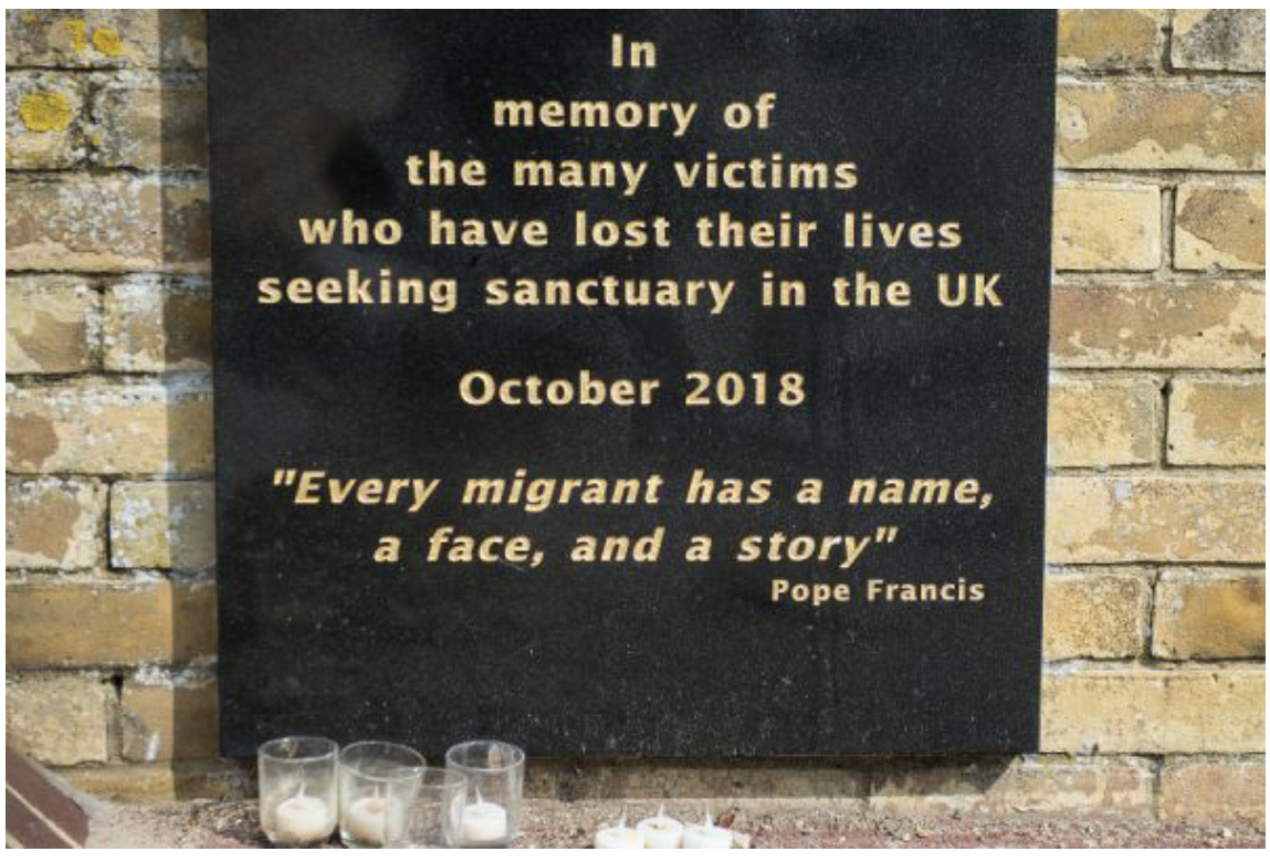 Một tấm bảng tưởng niệm những người di cư đã chết trên eo biển Manche ở Dover, Kent. Mazur / cbcew.org.uk)