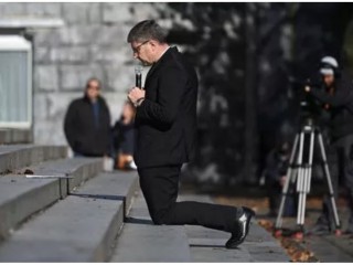 Đức Tổng giám mục Eric de Moulins-Beaufort Địa phận Reims quỳ gối làm dấu hiệu của sự sám hối trong một buổi lễ tại thánh địa Lộ Đức đối với các nạn nhân của ấu dâm ở Lourdes, tây nam nước Pháp vào ngày 6 tháng 11 năm 2021. (ảnh: Valentine Chapuis / AFP / Getty)