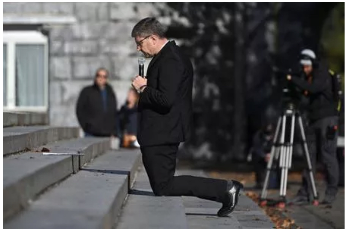 Đức Tổng giám mục Eric de Moulins-Beaufort Địa phận Reims quỳ gối làm dấu hiệu của sự sám hối trong một buổi lễ tại thánh địa Lộ Đức đối với các nạn nhân của ấu dâm ở Lourdes, tây nam nước Pháp vào ngày 6 tháng 11 năm 2021. (ảnh: Valentine Chapuis / AFP / Getty)