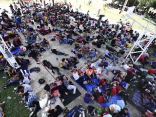 Một đoàn người di cư, chủ yếu từ Trung Mỹ, đi về phía bắc, dừng lại để nghỉ ngơi tại cộng đồng Alvaro Obregon, đô thị Tapachula, bang Chiapas, Mexico, Thứ Bảy, ngày 23 tháng 10 năm 2021. (Nguồn: Marco Ugarte / AP).