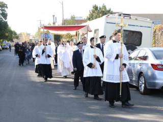 Hàng trăm người đã xử lý với Thánh Thể xung quanh một phòng khám phá thai ở Denver trong sự kiện 40 Ngày Cho Sự Sống vào ngày 3 tháng 10 năm 2021. | CNA