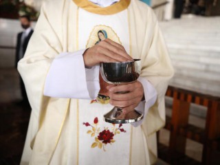 Một linh mục rước lễ trong Thánh lễ khai mạc Đại hội đồng Giáo hội lần thứ sáu của Châu Mỹ Latinh và vùng Caribê tại Vương cung thánh đường Đức Mẹ Guadalupe ở Thành phố Mexico ngày 21 tháng 11 năm 2021. (Ảnh CNS / Emilio Espejel)