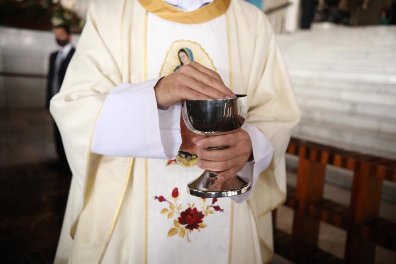 Một linh mục rước lễ trong Thánh lễ khai mạc Đại hội đồng Giáo hội lần thứ sáu của Châu Mỹ Latinh và vùng Caribê tại Vương cung thánh đường Đức Mẹ Guadalupe ở Thành phố Mexico ngày 21 tháng 11 năm 2021. (Ảnh CNS / Emilio Espejel)
