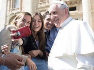 Đức Thánh Cha Phanxicô chụp ảnh  selfiesướng với những người hành hương tại buổi tiếp kiến chung ngày 1 tháng 4 năm 2015 ở Quảng trường Thánh Peter. | Truyền thông Vatican.