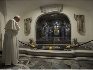Đức Thánh Cha Phanxicô cầu nguyện trước mộ của các giáo hoàng đã khuất trong hầm mộ bên dưới Vương cung thánh đường Thánh Peter, ngày 2 tháng 11 năm 2021 (Ảnh: Truyền thông Vatican)