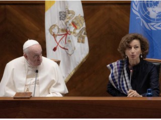 Đức Thánh Cha Phanxicô  và bà Audrey Azoulay của UNESCO tại Đại học Lateran Giáo hoàng ở Rome, ngày 7 tháng 10 năm 2021. | Daniel Ibáñez / CNA.