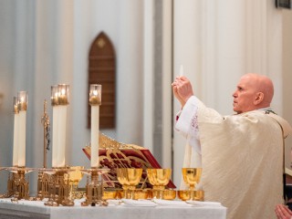 Denver Archbishop Samuel Aquila kỷ niệm Phụng vụ của Bí tích Thánh Thể trong một sự phong chức cho các phó tế tại Nhà thờ Basilica của sự thụ thai vô nhiễm vào ngày 13 tháng 2 năm 2021, ở Denver, Colorado. (Ảnh của Daniel Petty / Denver Công giáo)