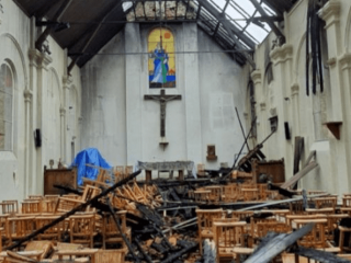 Hậu quả của vụ hỏa hoạn tại Giáo xứ Thánh Phaolô ở Corbeil-Essonnes, Pháp, ngày 4 tháng 7 năm 2020 (Ảnh: OIDACE)
