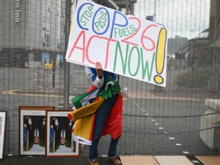 Một nhà hoạt động bên ngoài địa điểm ở Glasgow, nơi đang diễn ra Hội nghị về biến đổi khí hậu của Liên hợp quốc COP26 (Ảnh: AFP)