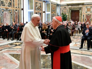 Đức Thánh Cha Phanxicô  chào mừng những người tham dự trong một hội nghị về cộng đồng người Ý ở Châu Âu tại Hội trường Clementine của Vatican, ngày 11 tháng 11 năm 2021 (Ảnh:Truyền thông Vatican)