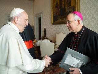 Giáo hoàng Francis chào đón Tổng giám mục Jose H. Gomez của Los Angeles, chủ tịch Hội đồng Giám mục Công giáo Hoa Kỳ, trong chuyến thăm "ad limina" tới Vatican vào ngày 27 tháng 1 năm 2020 (Ảnh CNS / Vatican Media)