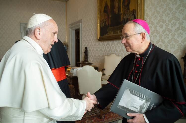 Giáo hoàng Francis chào đón Tổng giám mục Jose H. Gomez của Los Angeles, chủ tịch Hội đồng Giám mục Công giáo Hoa Kỳ, trong chuyến thăm "ad limina" tới Vatican vào ngày 27 tháng 1 năm 2020 (Ảnh CNS / Vatican Media)