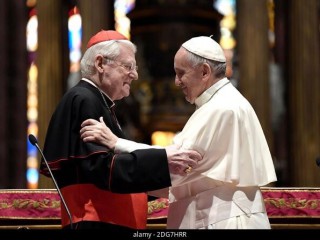 Đức Thánh Cha Phanxicô ôm hôn Đức Hồng Y Angelo Scola của Milan trong cuộc gặp với các giáo sĩ và tu sĩ tại nhà thờ lớn ở Milan, ngày 25 tháng 3 năm 2017. (Ảnh CNS / Paul Haring)