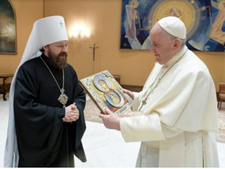 Đức Tổng Giám mục Hilarion Alfeyev gặp Đức Thánh Cha Phanxicô  tại Vatican, ngày 22 tháng 12 năm 2021 (Ảnh: Truyền thông Vatican)