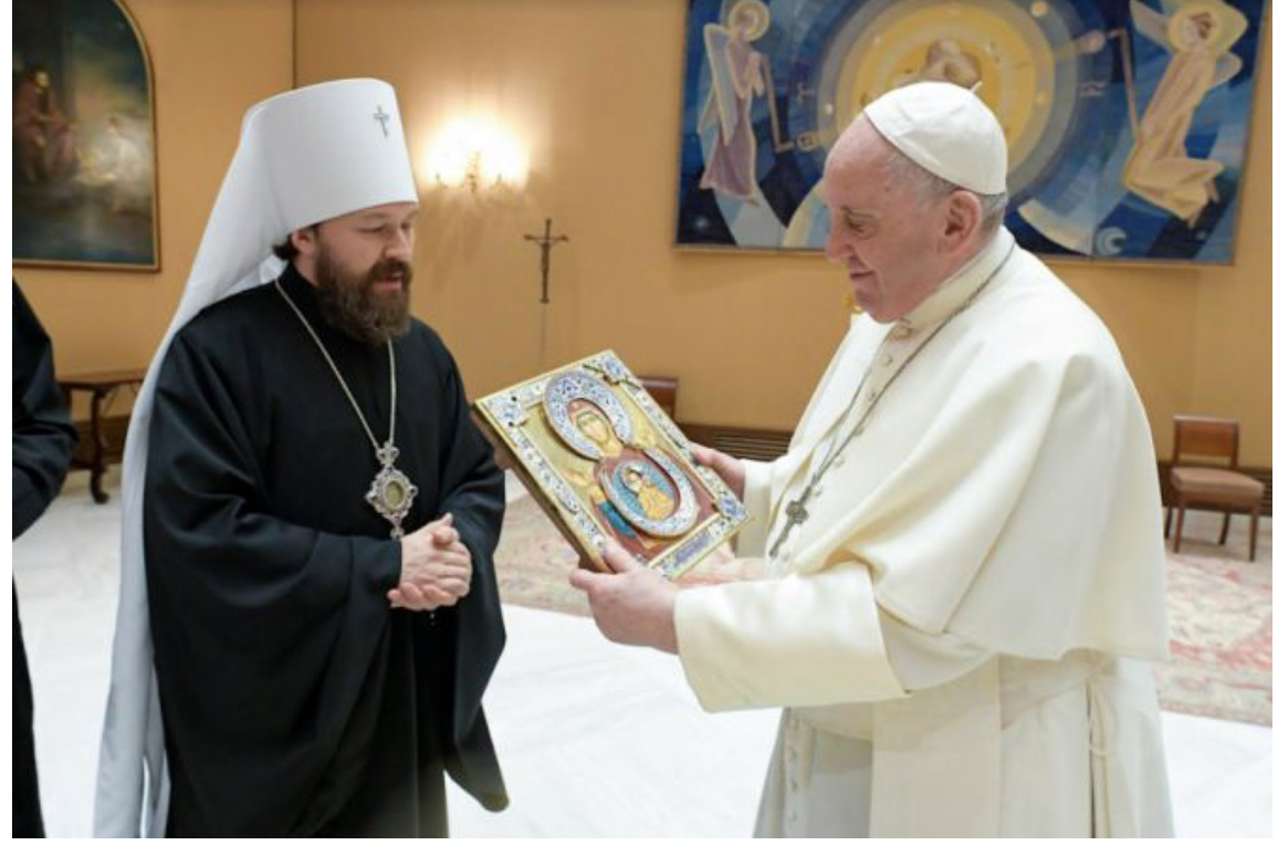 Đức Tổng Giám mục Hilarion Alfeyev gặp Đức Thánh Cha Phanxicô tại Vatican, ngày 22 tháng 12 năm 2021 (Ảnh: Truyền thông Vatican)