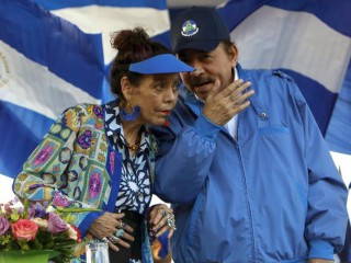 Tổng thống Nicaragua Daniel Ortega cùng phu nhân và Phó Tổng thống Rosario Murillo dẫn đầu một cuộc biểu tình ở Managua, ngày 5 tháng 9 năm 2018. Nicaragua tổ chức bầu cử vào ngày 7 tháng 11 năm 2021. (Ảnh: Alfredo Zuniga / AP)