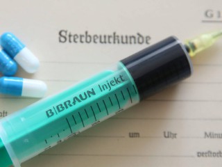 Một hình ảnh minh họa cho thấy các công cụ được sử dụng trong euthanasia. (Nguồn: Norbert Fellechner / www.imago qua Reuters/ CNS)