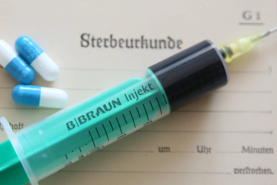 Một hình ảnh minh họa cho thấy các công cụ được sử dụng trong euthanasia. (Nguồn: Norbert Fellechner / www.imago qua Reuters/ CNS)
