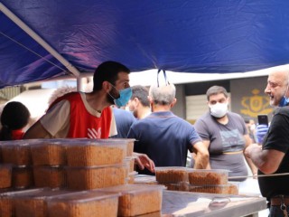 Trong ảnh tập tin này, một tình nguyện viên Thanh niên Caritas phân phát thực phẩm ở Beirut ngày 26 tháng 8 năm 2020, sau hậu quả của vụ nổ ngày 4 tháng 8. (Nguồn: CNS photo / Caritas Lebanon)