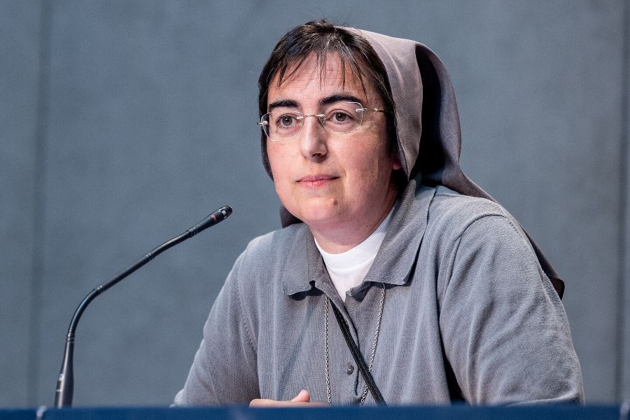 Sơ Alessandra Smerilli phát biểu trong cuộc họp báo tại Vatican vào ngày 7 tháng 7 năm 2020 (Ảnh: Daniel Ibáñez / CNA)