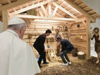Đức Thánh Cha Phanxicô đến thăm một khung cảnh Chúa giáng sinh trong hội trường Paul VI của Vatican trong một buổi tiếp kiến vào ngày 10 tháng 12 năm 2021, với các phái đoàn từ Ý và Peru, những người đã tặng cây Giáng sinh và cảnh Chúa giáng sinh được trưng bày tại Quảng trường Thánh Peter. (Ảnh CNS / Vatican Media)