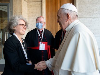 Đức Thánh Cha Phanxicô chào mừng Nữ tu Nathalie Becquart, Phó Tổng thư ký Thượng Hội đồng Giám mụcthứ trưởng của Thượng Hội đồng Giám mục, trong cuộc gặp với đại diện các hội đồng giám mục từ khắp nơi trên thế giới tại Vatican vào ngày 9 tháng 10 năm 2021 (Ảnh: Paul Haring / CNS)