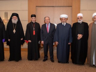 Tổng thư ký Liên hợp quốc Antonio Guterres chụp ảnh với các nhà lãnh đạo tôn giáo của Lebanon tại Beirut vào ngày 20 tháng 12 năm 2020. Trong bức ảnh cùng với ông Guterres là Đức Thượng phụ Chính thống Hy Lạp John X Yazigi; Đức Hồng y Bechara Rai, Thượng phụ của người Công giáo nghi lễ Maronite; Grand Mufti Sheikh Abdel-Latif Derian; Sheikh Sami Abil Mona, người đứng đầu Hội đồng Đơn vị Druze; và Sheikh Ali Al Khatib, phó chủ tịch Hội đồng Shiite Hồi giáo tối cao (Ảnh: CNS  / Liên hợp quốc)