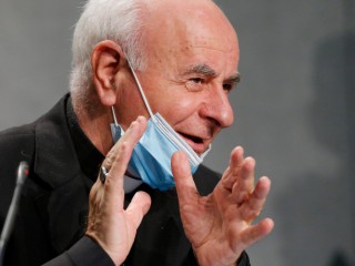 Đức Tổng Giám mục Vincenzo Paglia, chủ tịch Học viện Giáo hoàng về Sự sống, phát biểu trong một cuộc họp báo tại Vatican ngày 28 tháng 9 năm 2021. Paglia cho biết trong một cuộc họp báo ngày 22 tháng 12 rằng vắc xin COVID-19 được ủy quyền không phải là tình huống khó xử về đạo đức, trong khi từ chối chúng là thiếu trách nhiệm đối với bản thân và người khác (Ảnh: Paul Haring / CNS)