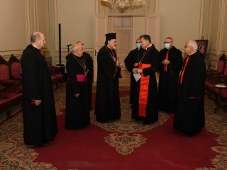 Thượng phụ Công giáo Syriac Ignace Joseph III Younan đến thăm Hồng y Bechara Rai, giáo chủ Công giáo Maronite, để chia sẻ lời chúc mừng Giáng sinh tại Bkerke, giáo chủ Maronite gần Beirut, ngày 27 tháng 12 năm 2021. (Nguồn: CNS photo / Mychel Akl dành cho giáo chủ Maronite.)