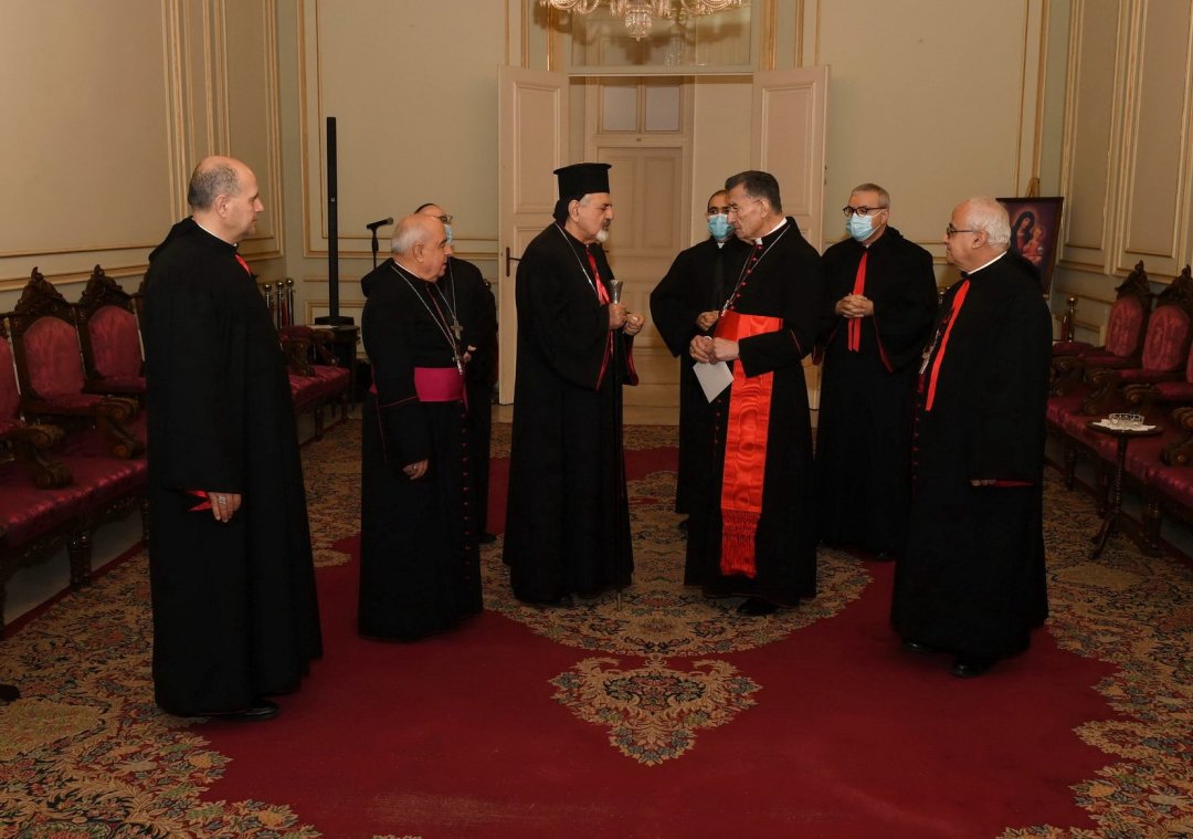Thượng phụ Công giáo Syriac Ignace Joseph III Younan đến thăm Hồng y Bechara Rai, giáo chủ Công giáo Maronite, để chia sẻ lời chúc mừng Giáng sinh tại Bkerke, giáo chủ Maronite gần Beirut, ngày 27 tháng 12 năm 2021. (Nguồn: CNS photo / Mychel Akl dành cho giáo chủ Maronite.)
