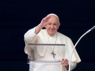 Đức Thánh Cha Phanxicô ban phép lành khi đọc lời cầu nguyện buổi trưa của Angelus từ cửa sổ phòng thu của mình nhìn ra Quảng trường St.Peter, tại Vatican, Chủ nhật, ngày 31 tháng 10 năm 2021. (Nguồn: Andrew Medichini / AP)