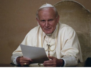 Thánh Gioan Phaolô II, người sáng lập Quỹ Centesimus Annus Pro Pontifice, khoảng năm 1992. / L’Osservatore Romano)