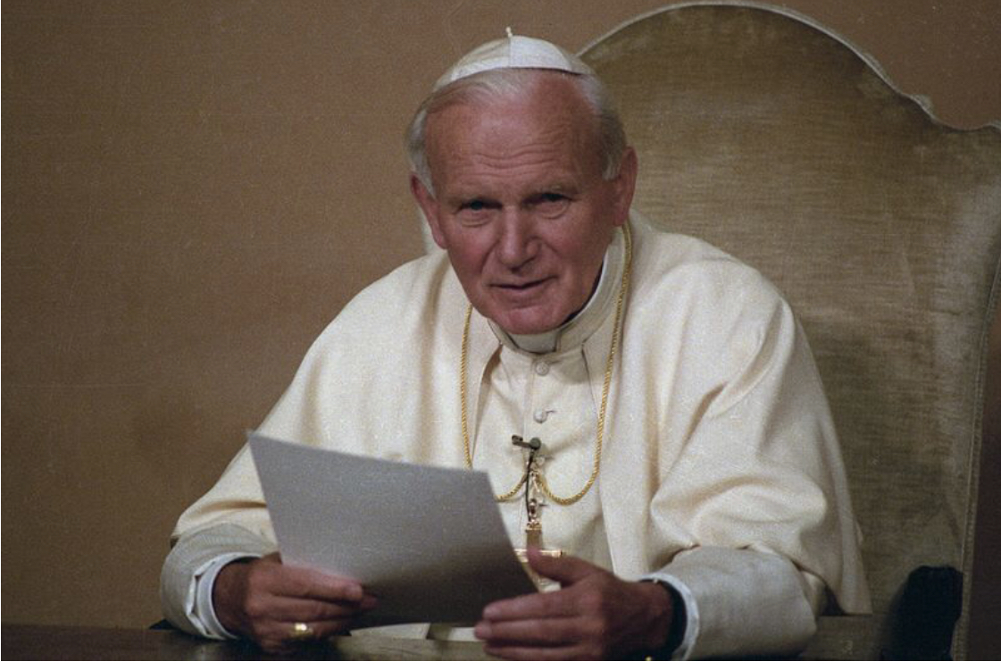 Thánh Gioan Phaolô II, người sáng lập Quỹ Centesimus Annus Pro Pontifice, khoảng năm 1992. / L’Osservatore Romano)