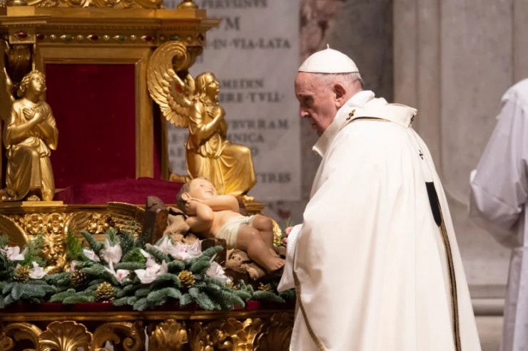 Đức Thánh Cha Phanxicô cử hành Thánh lễ Đêm Giáng sinh tại Vương cung thánh đường Thánh Phêrô tại Vatican vào ngày 24 tháng 12 năm 2020.