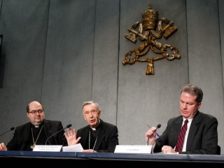 Trong bức ảnh, Đức Tổng Giám mục Giacomo Morandi, thư ký của Bộ Giáo lý Đức tin (trái), được nhìn thấy bên cạnh Đức Hồng y Luis Ladaria, tổng trưởng Bộ Giáo lý Đức tin, và Greg Burke, phát ngôn viên lúc bấy giờ của Vatican, ngày 1 tháng 3 năm 2018 (Ảnh: Paul Haring / CNS)