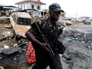 Một thành viên Tiểu đoàn Can thiệp Nhanh ưu tú người Cameroon tuần tra ngôi làng bỏ hoang Ekona ở vùng Anglophone vào ngày 4 tháng 10 năm 2018. (Nguồn: Zohra Bensemra / Reuters qua CNS)
