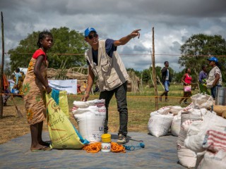 Cảnh phân phối thực phẩm của Dịch vụ Cứu trợ Công giáo ở làng Marojela, xã Marolinta, Quận Beloha ở miền nam Madagascar. Vào ngày này, 416 người từ sáu làng đã nhận được lương thực. Trong 5 năm qua, khu vực phía nam của Madagascar đã bị ảnh hưởng bởi các đợt hạn hán tái diễn. (Nguồn: Jim Stipe / Dịch vụ cứu trợ Công giáo được phép qua CNS.)
