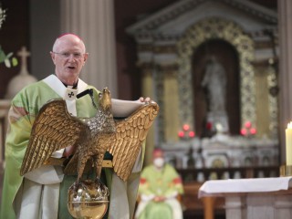 Tổng giám mục Ailen Dermot Farrell tiếp nhận linh cữu của mình tại Nhà thờ St. Mary's Pro ở Dublin ngày 7 tháng 8 năm 2021. Sau một năm làm người đứng đầu Tổng giáo phận Dublin, Tổng giám mục Farrell nói, "Sự thay đổi triệt để đang đến trong nhà thờ", điều này sẽ thấy đổi mới năng lượng và các hình thức thánh chức mới. (Ảnh: CNS photo / Courtesy John McElroy.)