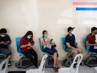 Mọi người ngồi trong khi chờ đợi một liều tăng cường của vắc-xin COVID-19 ở Manila, Philippines, ngày 5 tháng 1 năm 2022. Giám mục Oscar Florencio, người đứng đầu ủy ban chăm sóc sức khỏe của các giám mục Philippines, cho biết ngày 10 tháng 1 rằng tích trữ thuốc cuối cùng là nạn nhân của người nghèo , vì thực tế dẫn đến tình trạng thiếu hàng và giá tăng cao (Ảnh: Eloisa Lopez / Reuters qua CNS)