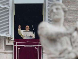 Đức Thánh Cha Phanxicô trong giờ nguyện Kinh Truyền Tin tại Quảng trường St.Peter, tại Vatican, Chủ nhật, ngày 9 tháng 1 năm 2022. (Ảnh: Gregorio Borgia / AP)