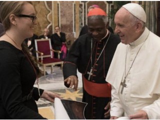 Chị Molly Burhans giới thiệu một trong những bản đồ của cô cho Giáo hoàng Francis và Hồng y Peter Turkson tại Vatican vào mùa hè năm 2018. | Truyền thông Vatican