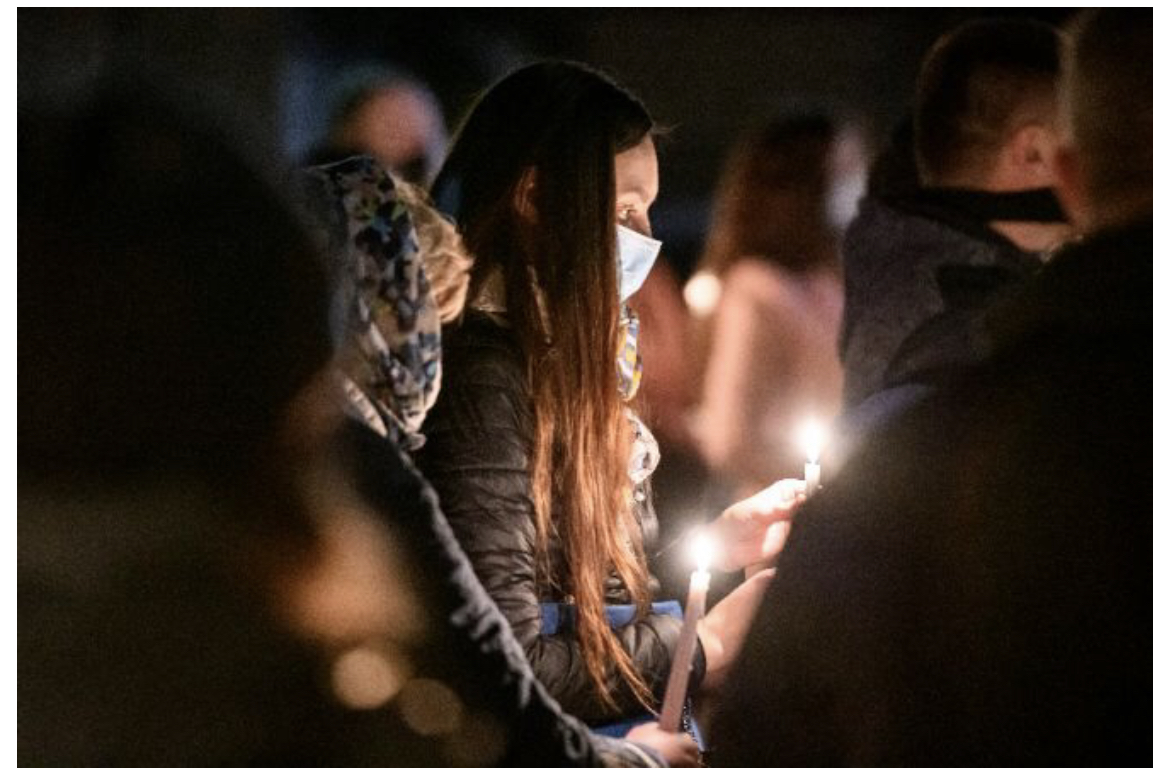 Hình ảnh người Công giáo gần Nhà thờ lớn Thánh Alexander ở Kyiv, Ukraine. Ngày 3 tháng 4 năm 2021 (Ảnh: paparazzza / Shutterstock)