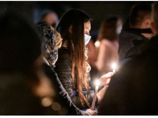 Hình ảnh người Công giáo gần Nhà thờ lớn Thánh Alexander ở Kyiv, Ukraine. Ngày 3 tháng 4 năm 2021(Ảnh: paparazzza / Shutterstock)