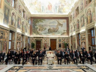 Đức Thánh Cha Phanxicô với các thành viên của Hiệp hội Nhà thầu Xây dựng Quốc gia của Ý tại Vatican (Ảnh: Truyền thông Vatican)