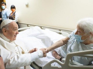 Đức Thánh Cha thăm một bệnh nhân trong thời gian ngài đang được điều trị tại bệnh viện Gemelli