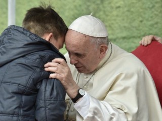 Đức Thánh Cha Phanxicô lắng nghe một cậu bé tên là Emanuele tại giáo xứ Thánh Paul of the Cross, Rome, vào ngày 15 tháng 4 năm 2018 (Ảnh: Truyền thông Vatican)