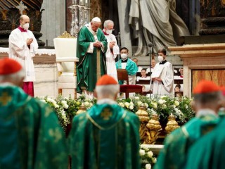 Đức Thánh Cha Phanxicô cử hành Thánh lễ khai mạc tiến trình thượng hội đồng kéo dài ba năm sẽ dẫn đến Thượng hội đồng Giám mục thế giới vào năm 2023, tại Vương cung thánh đường Thánh Peter tại Vatican vào ngày 10 tháng 10 năm 2021. (Ảnh CNS / Remo Casilli, Reuters)