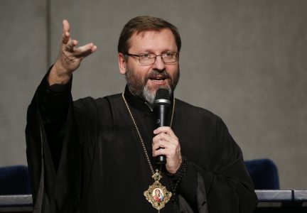 Đức Tổng Giám mục Sviatoslav Shevchuk Địa phận Kyiv-Halych, Ukraine, Tổng Giám mục của Giáo hội Công giáo Ukraine, phát biểu với các phóng viên tại Vatican ngày 26 tháng 1 năm 2018 (Ảnh: Paul Haring / CNS)